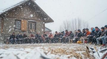 女子去陜西吃酒席，感嘆真佩服陜西人，外面下暴雪零下3度，還是堅持8個涼