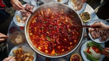 五道地道的重慶美食體驗:火鍋、小面、酸辣粉、黔江雞雜與老蔭茶涼蝦的麻辣盛宴