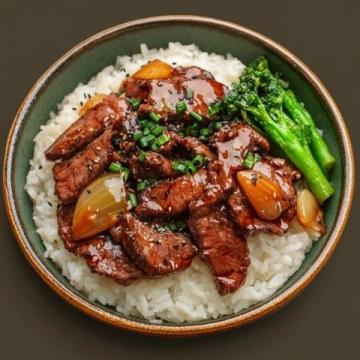 爆炒牛肉配米飯,鮮香辣味挑戰你的舌尖!