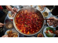 五道地道的重慶美食體驗(yàn)：火鍋、小面、酸辣粉、黔江雞雜與老蔭茶涼蝦的麻辣盛宴