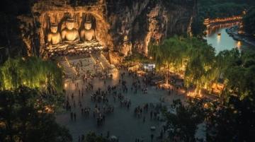 山陽(yáng)縣月亮洞夜半仍駐扎于山腳下的停車(chē)場(chǎng)