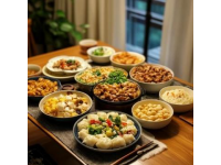東北節日餐桌豐盛美食齊聚一堂