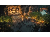 山陽(yáng)縣月亮洞夜半仍駐扎于山腳下的停車(chē)場(chǎng)