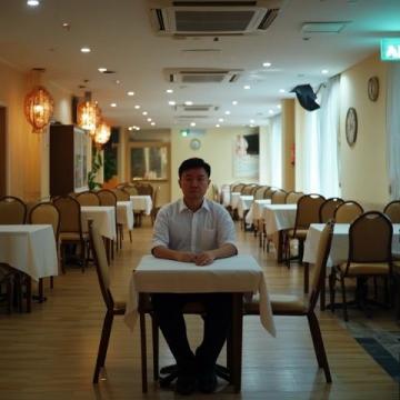 2010年,趙本山來(lái)梁天的梁家菜酒店吃飯,梁天一看本山大叔來(lái)了