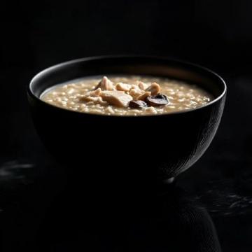 潮汕砂鍋粥以鮮香綿滑、米粒分明著稱,注重食材新鮮和火候掌控