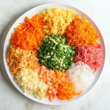 魚生是廣東地區(尤其是順德、潮汕等地)的一道傳統美食,以新鮮生魚片為主料