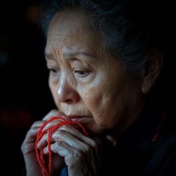 再婚晚年婦女含淚告別第二春:無償保姆生涯持續多年