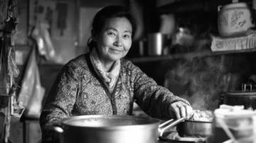 老撾鄉村端午節:中國女婿帶媳婦與丈母娘共慶傳統美食盛宴