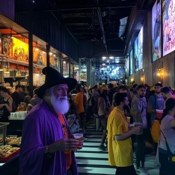 格林威治城旁小山羊拌面館人氣爆棚,門外車流不絕人流如織