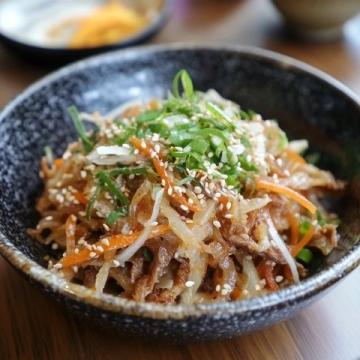 東北家常涼拌佳肴:胡瓜三絲爆豆美味分享