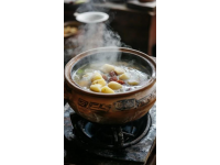 羊肉泡饃，作為陜西極具代表性的傳統美食，蘊含著深厚的歷史文化內涵