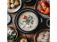 潮汕砂鍋粥是廣東潮汕地區(qū)的傳統(tǒng)美食，以鮮香濃郁、米粒分明、配料豐富而聞名