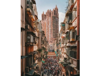 去澳門旅游時，有一些特產和商品是非常值得購買的，以下是一些必買的推薦