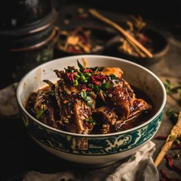 揭秘燜羊肉的美味秘訣:慢燉的藝術與調料搭配指南
