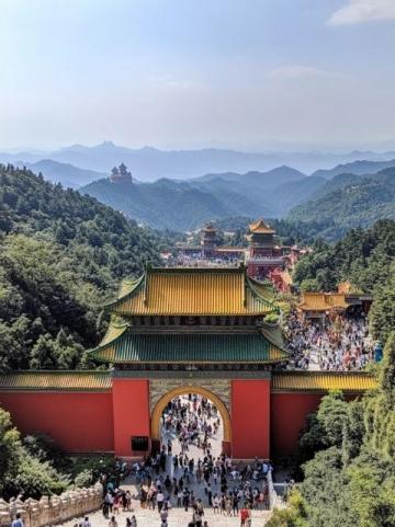 小楊知道200米外就是順峰山和寶林寺,準備去五一玩兒。