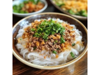昆明特色小吃：鮮香酸辣的小鍋米線風味獨特