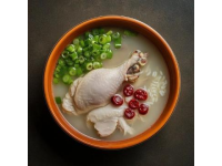 幫我生成一張圖片干蒸雞是一道經(jīng)典的廣東菜肴，口感焦香嫩滑，制作過程相對簡單。