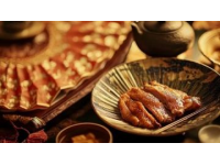 如果你對(duì)美食感興趣，我建議你一定要去一下樂(lè)山，趕緊去探索一下樂(lè)山的傳統(tǒng)美食