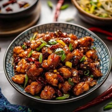 辣子雞丁是一道經典的川菜,以其鮮香麻辣的口感受到很多人的喜愛