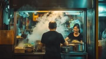 夜游萬達金街:母女倆偶遇狂熱米線攤