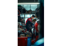 他是修車界的扛把子，只有19歲,他渾身一年四季都光著身子干活，干著最臟的活