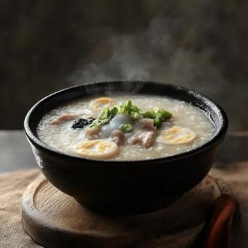 在樂從漁樂里,有一家名為波龍蒸氣海鮮粥的店,其所供應(yīng)的海鮮粥價(jià)值數(shù)千元