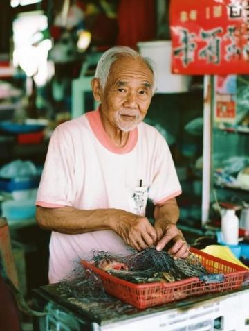 在樂從漁樂里,有一家名為波龍蒸氣海鮮粥的店,其所供應(yīng)的海鮮粥價(jià)值數(shù)千元