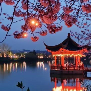 老城風情再現:一口燒梅,回味古老的武漢夜空