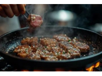 美食探店拔草總結：從大刀肉到拇指生煎的美味之旅