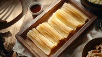 挑選好的燕窩應(yīng)注意原料和加工方法;購買時(shí)要考慮價(jià)格、品牌等因素