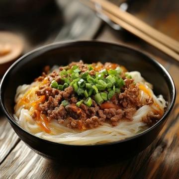 一碗暖心懷舊的炸肉膘拌面:歲月深處的味道