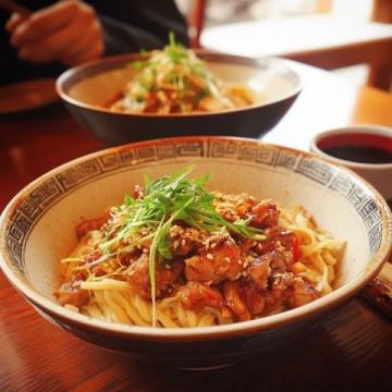 一碗暖心懷舊的炸肉膘拌面:歲月深處的味道