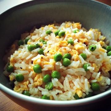 黃金蛋炒飯秘籍:先炒飯還是先炒蛋?揭秘完美口感的關鍵步驟!