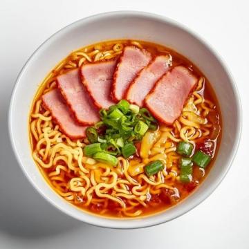 泡面新吃法的簡單又美味做法,快速炒雞蛋、火腿腸大蔥出鍋