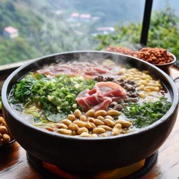 青海省的特色菜豐富多樣,以下是一些代表菜品