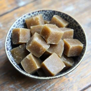 **弋陽年糕**是江西省上饒市弋陽縣的傳統(tǒng)特色美食,以其獨(dú)特的口感、制作工藝和文