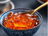 **弋陽年糕**是江西省上饒市弋陽縣的傳統(tǒng)特色美食，以其獨(dú)特的口感、制作工藝和文