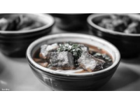 大家好，我是洋哥,今天給大家分享一道東北特色菜，五花肉燉葫蘆條。肉質軟爛