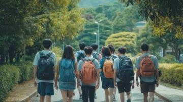 重慶學子背炊具徒步春游：別樣青春路展現(xiàn)堅韌探索精神