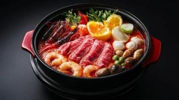 如果你想吃**火鍋味的燜飯**,可以用火鍋底料來調味,一鍋搞定,超級簡單!