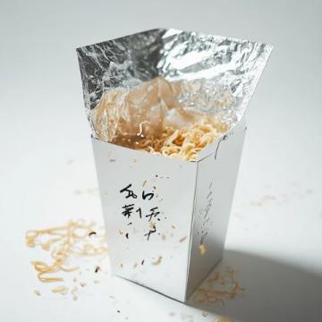 當(dāng)代飲食的雙面:灶臺(tái)煙火與外賣紙袋