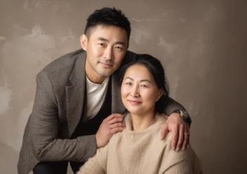 金庸與妻子相差29歲,出門總牽著她,好友蔡瀾很羨慕