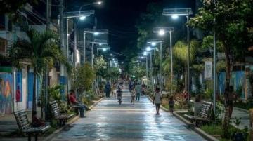 深圳夜晚的燈火通明，廣西朋友在熱鬧非凡的街頭成了城市生活的一抹亮色。