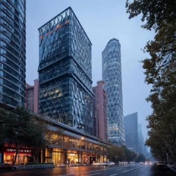 深圳夜晚的燈火通明，廣西朋友在熱鬧非凡的街頭成了城市生活的一抹亮色。