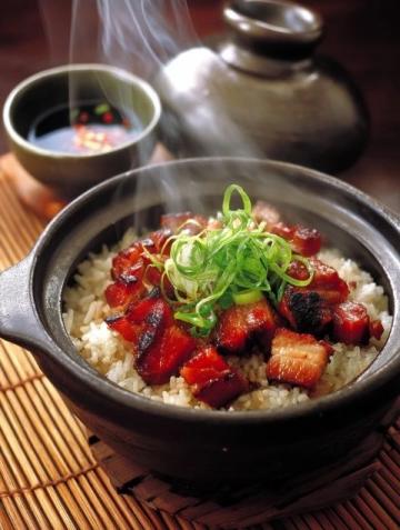 東北美食種類繁多,包括燉菜、肉食和地方小吃等