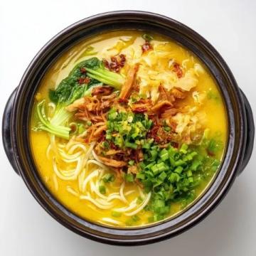 閬中牛肉面是中國四川省閬中市的一道傳統特色美食，以其獨特的風味和制作工藝聞名