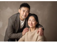 金庸與妻子相差29歲，出門總牽著她，好友蔡瀾很羨慕