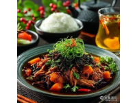 東北美食種類繁多，包括燉菜、肉食和地方小吃等