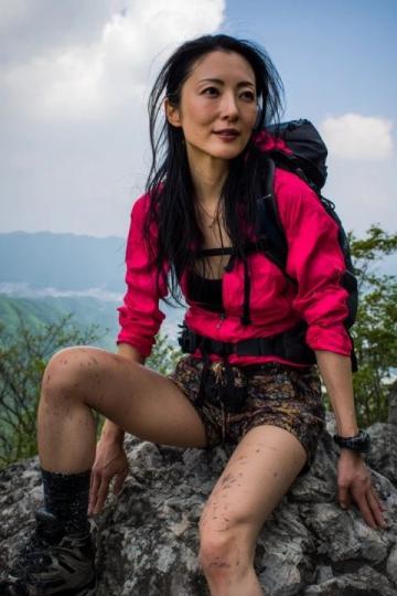 外國游客爬華山腿軟不敢走,幸虧遇到這位中國大哥!