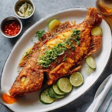 松鼠桂魚是江蘇傳統名菜,外酥里嫩、酸甜可口,因炸后魚身翹起形似松鼠得名